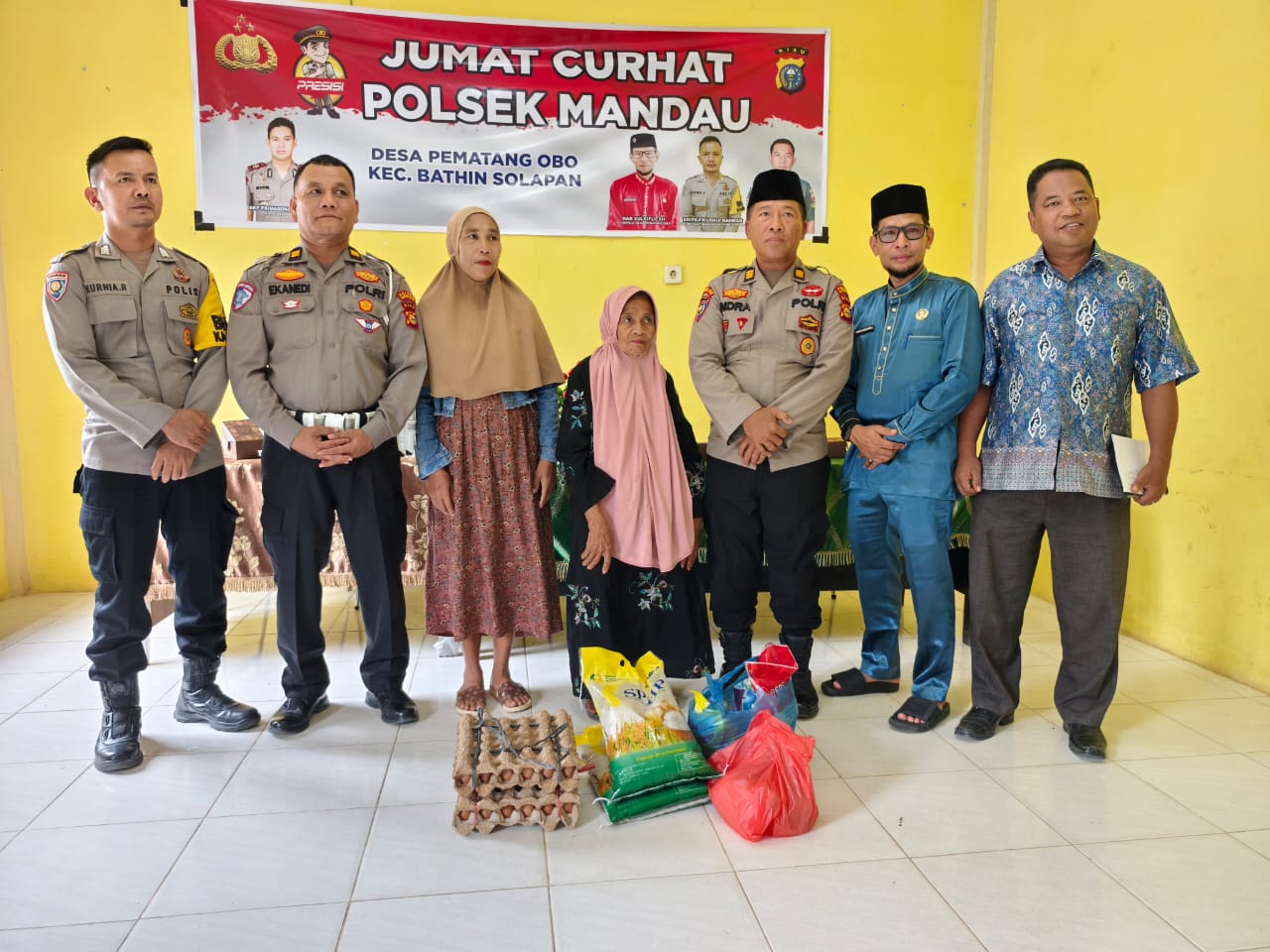 Terima Masukan Masyarakat, Jumat Curhat Polsek Mandau Di Desa Pematang Obo,Sekaligus Menyerahkan Sembako kepada Warga Kurang Mampu